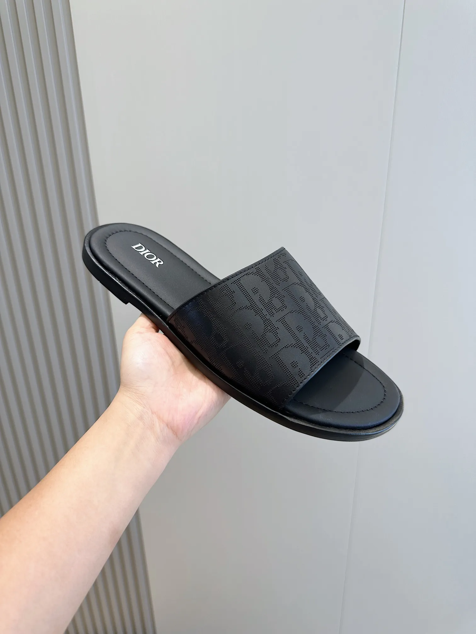 P320 Dior Alias ​​Men's Genuine Leather Slippers This Alias ​​sandal is new for summer, showing casual and elegant style. Carefully crafted from grained cow leather and Oblique printed fabric, with cowhide lining! Cross strap design. The imported cowhide leather and rubber sole adds sophistication and comfort, while Oblique print-effect anti-slip panels add style. Size: 39-44 (customized at 38.45)